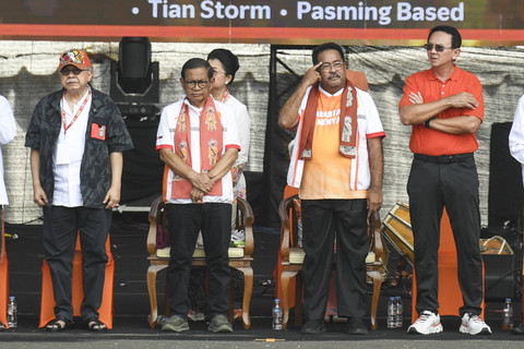Calon gubernur dan wakil gubernur DKI Jakarta nomor urut 3 Pramono Anung dan Rano Karno didampingi mantan Gubernur DKI Jakarta Fauzi Bowo dan Basuki Tjahaja Purnama saat kampanye akbar terakhir di Stadion Madya, Jakarta, Sabtu (23/11/2024). Foto: Hafidz Mubarak A/Antara Foto 