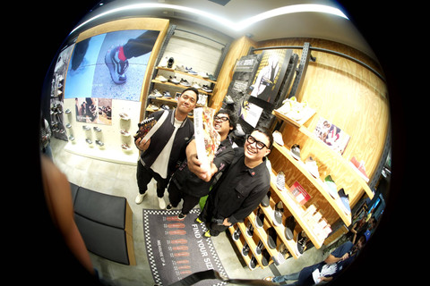 Dwiky KA (tengah) seniman lokal kreator artwork di interior toko Vans Grand Indonesia. Foto: Vans