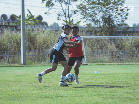 Sesi latihan Timnas Wanita Indonesia jelang laga perdana kontra Kamboja di ASEAN Women's Cup 2024 di Laos, Kamis (21/11/2024).  Foto: Dok. PSSI