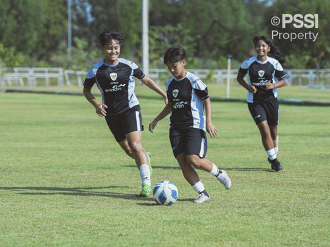Sesi latihan Timnas Wanita Indonesia jelang laga perdana kontra Kamboja di ASEAN Women's Cup 2024 di Laos, Kamis (21/11/2024).  Foto: Dok. PSSI