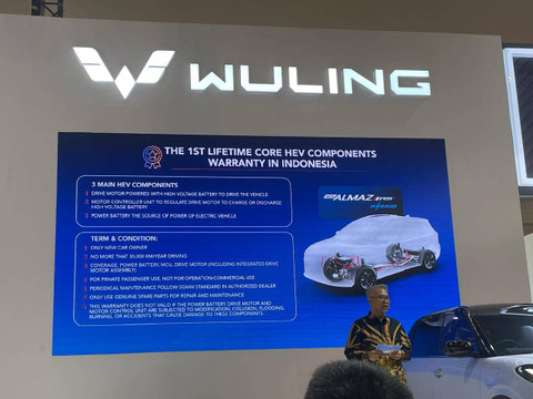 Wuling Motors jelaskan program garansi seumur hidup mobil hybrid di Gaikindo Jakarta Auto Week (GJAW) 2024. Foto: Sena Pratama/kumparan