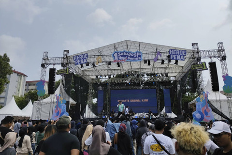 Paslon nomor urut 1 Heroe Poerwadi-Sri Widya Supena jadi satu-satunya paslon Pilwalkot Yogyakarta yang menggelar kampanye akbar. Kampanye akbar digelar di lapangan parkir Stadion Mandala Krida Yogyakarta, Sabtu (23/11/2024). Foto: Arfiansyah Panji Purnandaru/kumparan