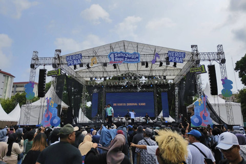 Paslon nomor urut 1 Heroe Poerwadi-Sri Widya Supena jadi satu-satunya paslon Pilwalkot Yogyakarta yang menggelar kampanye akbar. Kampanye akbar digelar di lapangan parkir Stadion Mandala Krida Yogyakarta, Sabtu (23/11/2024). Foto: Arfiansyah Panji Purnandaru/kumparan