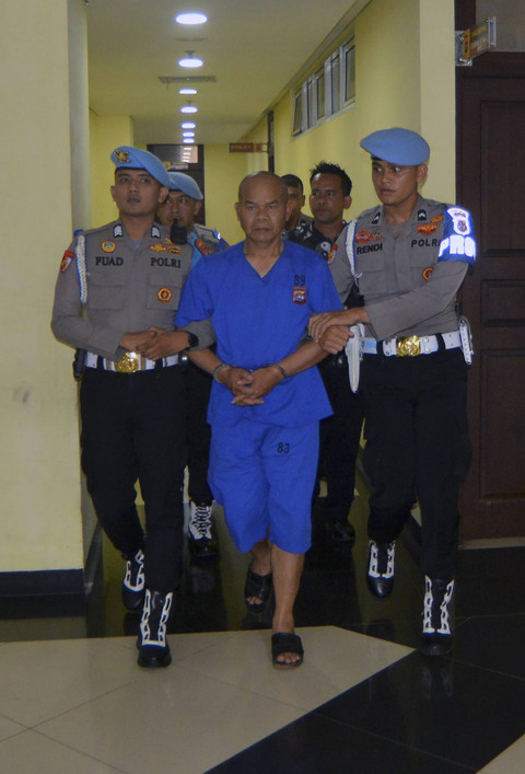 Petugas provost mengawal tersangka AKP Dadang Iskandar saat konfrensi pers di Mapolda Sumatera Barat, di Padang, Sabtu (23/11/2024). Foto: Iggoy el Fitra/ANTARA FOTO 