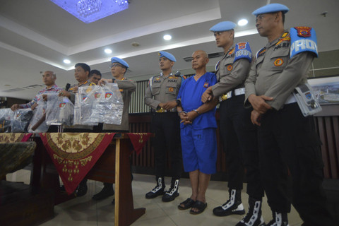 Petugas provost mengawal tersangka AKP Dadang Iskandar saat konfrensi pers di Mapolda Sumatera Barat, di Padang, Sabtu (23/11/2024). Foto: Iggoy el Fitra/ANTARA FOTO 