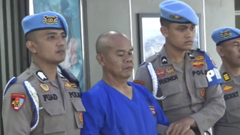Petugas provost mengawal tersangka AKP Dadang Iskandar saat konfrensi pers di Mapolda Sumatera Barat, di Padang, Sabtu (23/11/2024). Foto: Dok. kumparan