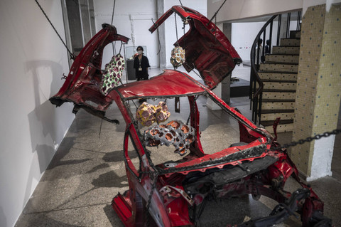 Sejumlah pengunjung melihat karya seni rupa yang ditampilkan dalam pameran tunggal Hyun Nahm bertajuk Kawah Ojol di Galeri ROH, Jakarta, Sabtu (23/11/2024). Foto: Aprillio Akbar/ANTARA FOTO