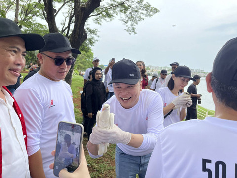 Simbolisasi penanaman pohon trembesi dan pelepasan burung merpati yang dilakukan oleh Isuzu di Waduk Pluit, Jakarta Utara. Foto: Fitra Andrianto/kumparan