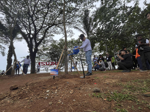 Simbolisasi penanaman pohon trembesi dan pelepasan burung merpati yang dilakukan oleh Isuzu di Waduk Pluit, Jakarta Utara. Foto: Fitra Andrianto/kumparan