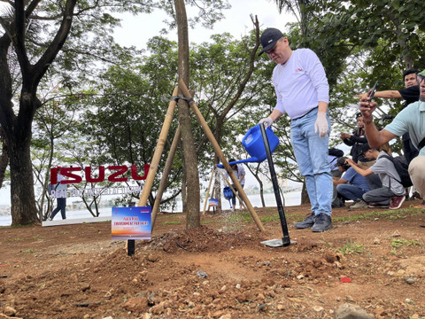 Simbolisasi penanaman pohon trembesi dan pelepasan burung merpati yang dilakukan oleh Isuzu di Waduk Pluit, Jakarta Utara. Foto: Fitra Andrianto/kumparan