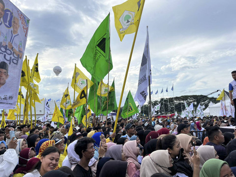 Suasana kampanye akbar Paslon Cagub dan Cawagub Sumut Bobby Nasution-Surya di Lapangan Astaka, Kabupaten Deli Serdang, Sumut, pada Sabtu (23/11/2024). Foto: Tri Vosa/kumparan