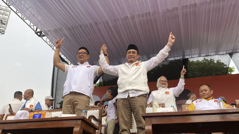 Paslon Pilgub Jakarta nomor urut 1 Ridwan Kamil-Suswono sampai di venue kampanye akbar di Taman Lapangan Banteng, Jakarta Pusat pada Sabtu (23/11/2024). Foto: Abid Raihan/kumparan