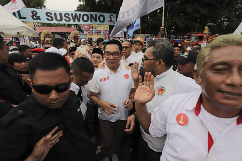 Calon Gubernur Jakarta nomor urut satu Ridwan kamil menyapa para pendukungnya saat tiba untuk kampanye akbar terakhir di Lapangan Banten, Jakarta, Sabtu (23/11/2024). Foto: Jamal Ramadhan/kumparan