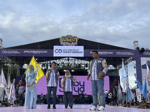 Momen Kahiyang Ayu bernyanyi dan berjoget bareng penyanyi Mulan Jameela di Kampanye Akbar Bobby Nasution-Surya di Lapangan Astaka, Deli Serdang. Foto: Tri Vosa Fabiola Ginting/kumparan