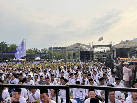Sejumlah santri menghadiri kampanye akbar Ahmad Luthfi-Taj Yasin di Simpang Lima Kota Semarang, Sabtu (23/11/2024). Foto: Intan Alliva Khansa/kumparan