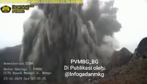 Potret Gunung Api Dempo yang mengalami erupsi pada Sabtu siang. (Dok. PVMBG)  ﻿