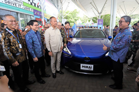 Menperin Agus Gumiwang Kartasasmita tinjau mobil hidrogen Toyota Mirai di GJAW 2024. Foto: dok. Toyota
