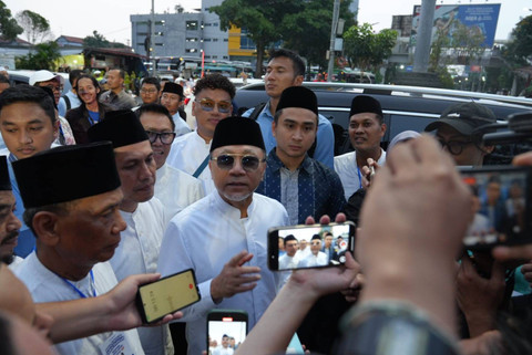 Ketua Umum Partai Amanat Nasional (PAN) Zulkifli Hasan menjawab pertanyaan wartawan di kampanye akbar Ahmad Luthfi-Taj Yasin di Simpang Lima Kota Semarang, Sabtu (23/11/2024). Foto: Dok. Istimewa