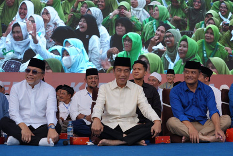 Ketua Umum Partai Amanat Nasional (PAN) Zulkifli Hasan (kiri) bersama Presiden RI ke- 7 Joko Widodo di kampanye akbar Ahmad Luthfi-Taj Yasin di Simpang Lima Kota Semarang, Sabtu (23/11/2024). Foto: Dok. Istimewa