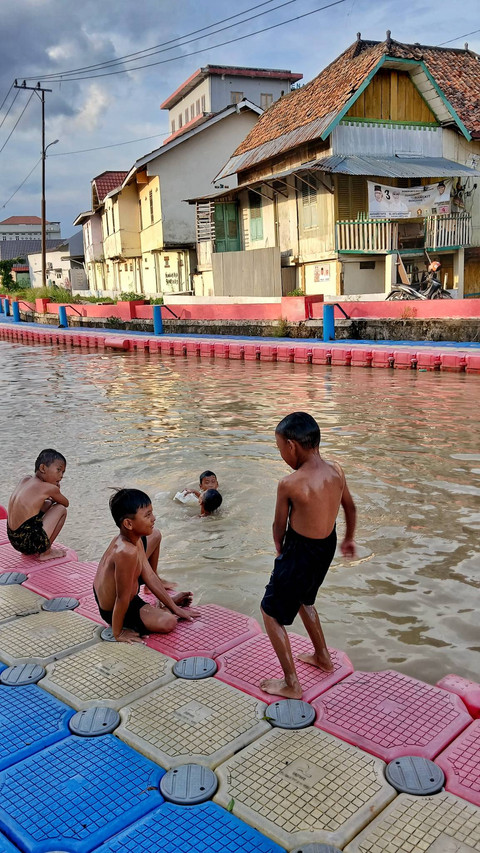 Suasana keseruan aktivitas Anak-anak yang mandi di sungai saat musim hujan di Palembang, Sabtu (23/11) Fofo: ary priyanto/urban id