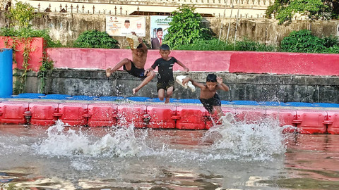 Aktivitas rutin yang dilakukan Anak-anak di Palembang dengan mandi di sungai saat musim hujan, Sabtu (23/11) Foto: ary priyanto/urban id