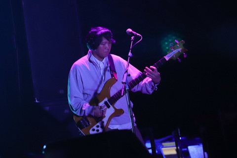 Band Efek Rumah Kaca (ERK) tampil pada Joyland Festival 2024 di kawasan Gelora Bung Karno, Jakarta, Sabtu (23/11/2024). Foto: Jamal Ramadhan/kumparan