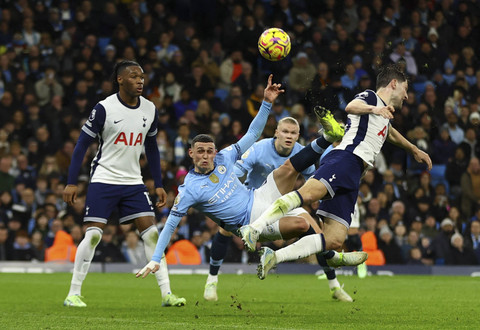 Pemain Manchester City Phil Foden menembak ke arah gawang pada pertandingan Liga Inggris antara Manchester City melawan Tottenham Hotspur di Stadion Etihad, Manchester, Inggris, Minggu (24/11/2024) dini hari. Foto: Molly Darlington/REUTERS