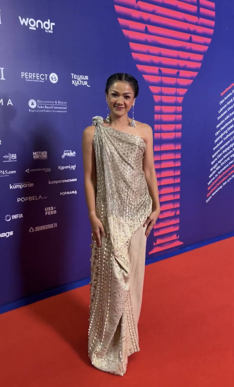 Nirina Zubir pada Malam Anugerah Piala Citra Festival Film Indonesia 2024, Rabu (20/11/2024). Foto: Avissa Harness/kumparan