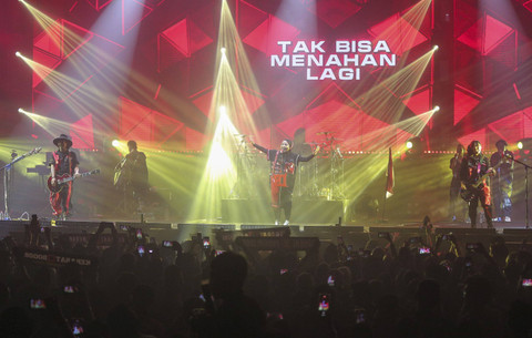 Grup band Kotak menggelar konser 2 Dekade di GBK Basket Hall, Senayan, Jakarta, Minggu, (23/11/2024). Foto: Agus Apriyanto