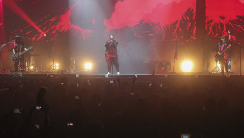 Grup band Kotak menggelar konser 2 Dekade di GBK Basket Hall, Senayan, Jakarta, Minggu, (23/11/2024). Foto: Agus Apriyanto