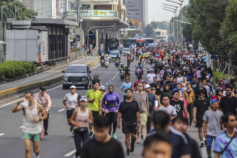 Warga berolahraga saat HBKB ditiadakan di kawasan Sudirman, Jakarta, Minggu (24/11/2024). Foto: Asprilla Dwi Adha/ANTARA FOTO