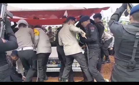 Kompol Anumerta Ryanto Ulil Anshar (34) dimakamkan secara kedinasan polri di Taman Makan Siri' na Passe Sudiang, Kota Makassar, Sulsel, pada Minggu (24/11/2024). Foto: Dok. Istimewa