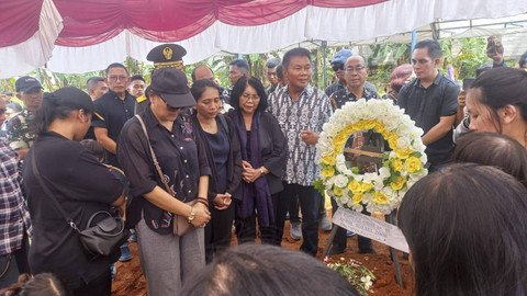 Kompol Anumerta Ryanto Ulil Anshar (34) dimakamkan secara kedinasan polri di Taman Makan Siri' na Passe Sudiang, Kota Makassar, Sulsel, pada Minggu (24/11/2024). Foto: Dok. Istimewa