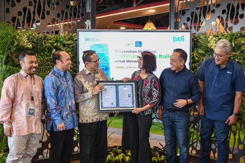 Penyerahan sertifikasi platinum building untuk Gedung Menara 2 BTN. Foto: BTN