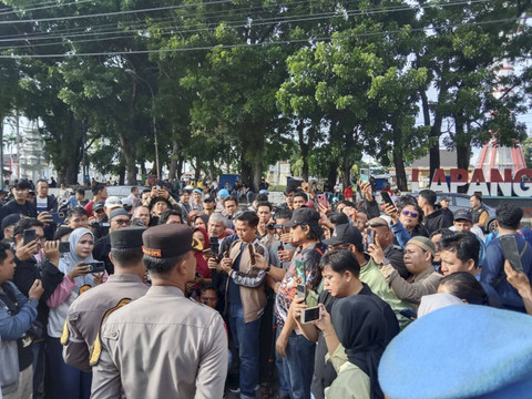Massa pendukung Calon Gubernur Bengkulu petahana Rohidin Mersyah berkumpul di Polres Bengkulu, Minggu (24/11/2024). Foto: Dok. Istimewa