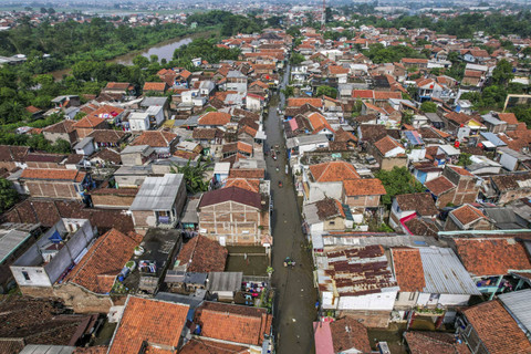 Foto udara kondisi banjir yang melanda Kampung Bojongasih, Dayeuhkolot, Kabupaten Bandung, Jawa Barat, Minggu (24/11/2024). Foto: Raisan Al Farisi/ANTARA FOTO