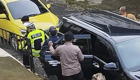 Gubernur Bengkulu Rohidin Mersyah pakai baju Polantas saat dibawa KPK dari Polres Bengkulu ke Bandara Fatmawati Soekarno Bengkulu, Minggu (24/11/2024). Foto: Dok. Istimewa