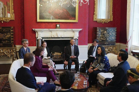 vMenteri Keuangan Sri Mulyani beserta sejumlah jajaran pejabat eselon I Kementerian Keuangan bertemu dengan Menteri Keuangan (Menkeu) Inggris atau The United Kingdom Chancellor of The Exchequer, Rachel Reeves, di Inggris. Foto: Instagram @smindrawati.