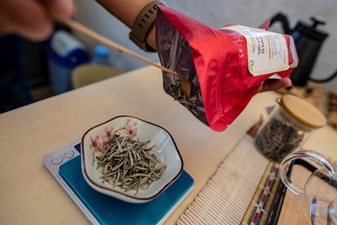 Seorang pekerja menyiapkan bahan teh putih di Pepeteka Cafe, Perkebunan Teh Pusat Penelitian Teh dan Kina (PPTK) Gambung, Bandung, Jawa Barat. Foto: Muhammad Adimaja/ANTARA FOTO