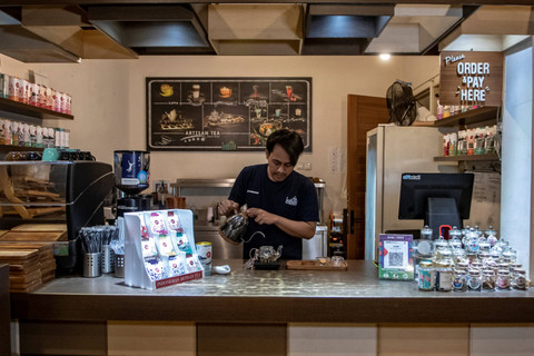 Seorang pekerja menyajikan teh putih di Teabumi Tea House, Bandung, Jawa Barat. Foto: Muhammad Adimaja/ANTARA FOTO