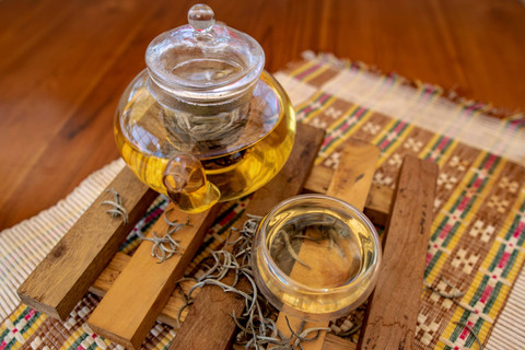 Sajian teh putih di Pepeteka Cafe, Perkebunan Teh Pusat Penelitian Teh dan Kina (PPTK) Gambung, Bandung, Jawa Barat. Foto: Muhammad Adimaja/ANTARA FOTO