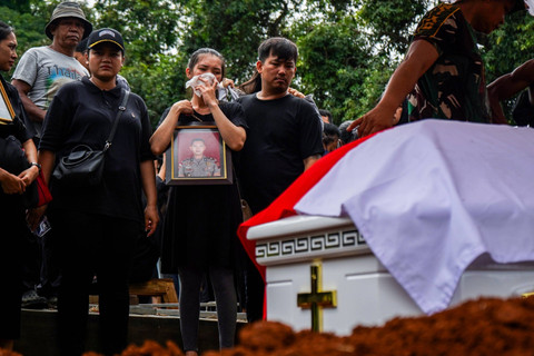 Keluarga dan kerabat menyaksikan proses pemakaman jenazah Kompol Anumerta Ryanto Ulil Anshar di Taman Makam Siri Na Passe, Makassar, Sulawesi Selatan, Minggu (24/11/2024). Foto: Hasrul Said/ANTARA FOTO