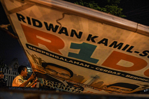 Petugas menertibkan alat peraga kampanye di Jakarta, Minggu (24/11/2024). Foto: Muhammad Adimaja/ANTARA FOTO