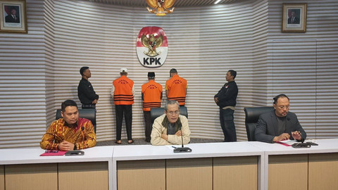 Gubernur Bengkulu Rohidin Mersyah bersama sejumlah tersangka mengenakan baju tahanan dihadirkan saat konpers usai menjalani pemeriksaan di Gedung Merah Putih, Jakarta, Minggu (24/11/2024). Foto: Fadhil Pramudya/kumparan