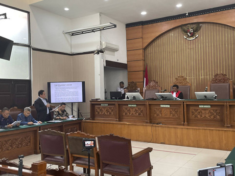 Pengacara membacakan kesimpulan dalam sidang lanjutan praperadilan Tom Lembong di Pengadilan Negeri (PN) Jakarta Selatan, Senin (25/11/2024). Foto: Fadhil Pramudya/kumparan