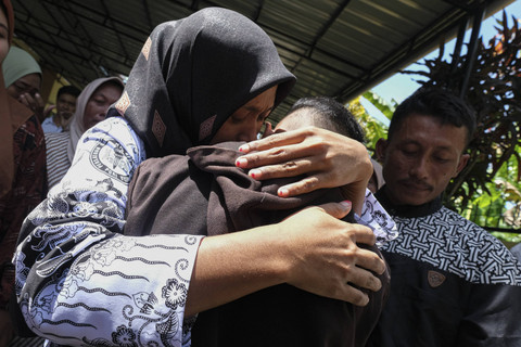 Guru honorer SDN 4 Baito Supriyani (kiri) memeluk kerabatnya usai divonis bebas dalam sidang kasus dugaan penganiyaan kepada muridnya di Pengadilan Negeri Andoolo, Konawe Selatan, Sulawesi Tenggara, Senin (25/11/2024). Foto: Andry Denisah/ANTARA FOTO
