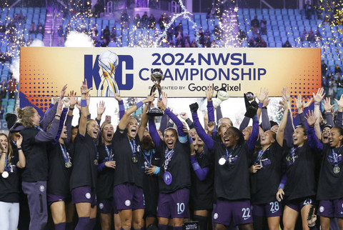 Penyerang Orlando Pride, Marta (10) mengangkat trofi kejuaraan setelah mengalahkan Washington Spirit pada pertandingan Kejuaraan NWSL 2024 di Stadion CPKC, Sabtu (23/11/2024). Foto: Kylie Graham/USA TODAY Sports via REUTERS