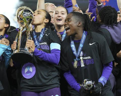 Penyerang Orlando Pride, Marta (10) dan penyerang Orlando Pride, Barbra Banda (22) merayakannya dengan trofi juara NWSL dan MVP setelah mengalahkan Washington Spirit pada laga Kejuaraan NWSL 2024 di CPKC Stadium, Sabtu (23/11/2024). Foto: Jay Biggerstaff/USA TODAY Sports via REUTERS
