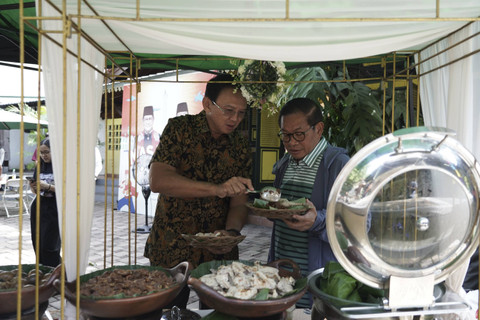 Ahok dan Pramono Sarapan Gudeg di Warung Bang Doel, Senin (25/11/2024). Foto: Dok. Tim Pramono-Rano