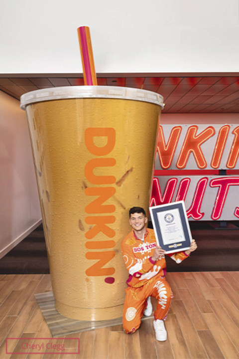 Celebrity chef Nick DiGiovanni kolaborasi bareng Dunkin' berhasil memecahkan rekor dunia dengan menyajikan es latte terbesar di dunia. Foto: Dok. Guinnessworldrecords